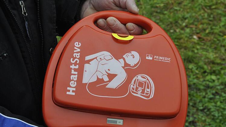 Rund 1700 Euro  hat der Defibrillator gekostet und es fallen rund 30  Euro   Wartungskosten im Monat an.  Er wird im Schützenhaus deponiert und kann von Vereinen für Veranstaltungen ausgeliehen werden.Peter Klopf