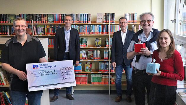 Von links: B&uuml;chereileiter Heiko Frank, Pastoralreferent Dirk Rudolph, B&uuml;rgermeister Thomas Hack, PD Dr. med. Andreas Schwarzkopf und seine Frau Dipl.-Biochem. Claudia Schwarzkopf.  Foto: Sabina Weinand
