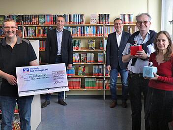 Von links: Büchereileiter Heiko Frank, Pastoralreferent Dirk Rudolph, Bürgermeister Thomas Hack, PD Dr. med. Andreas Schwarzkopf und seine Frau Dipl.-Biochem. Claudia Schwarzkopf.  Foto: Sabina Weinand