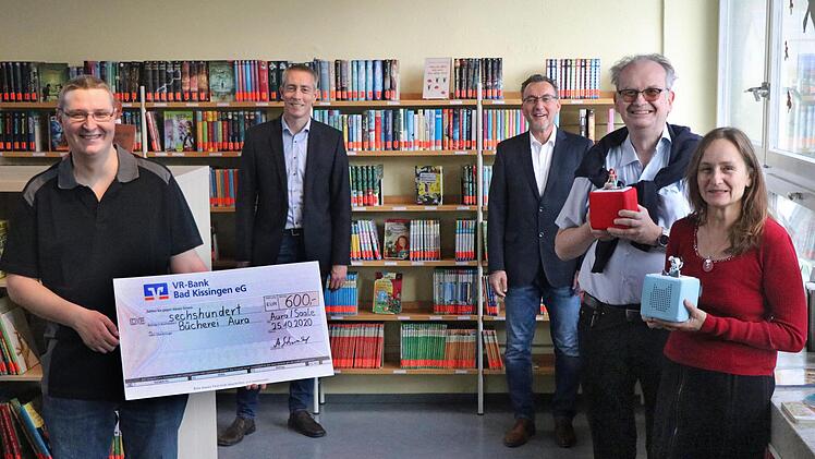 Von links: Büchereileiter Heiko Frank, Pastoralreferent Dirk Rudolph, Bürgermeister Thomas Hack, PD Dr. med. Andreas Schwarzkopf und seine Frau Dipl.-Biochem. Claudia Schwarzkopf.  Foto: Sabina Weinand