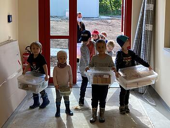 Raus aus den Containern, rein ins neue Kinderhaus: Die Bergwichtel haben ihre Sachen schon gepackt.