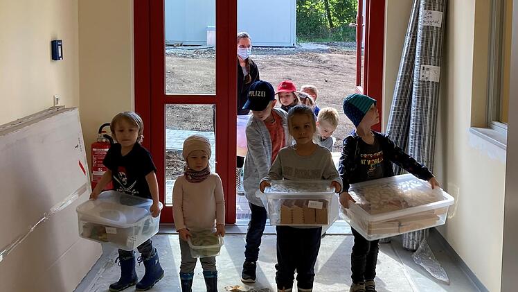 Raus aus den Containern, rein ins neue Kinderhaus: Die Bergwichtel haben ihre Sachen schon gepackt.