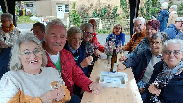Claudia Wawerzinek (links) aus Bad Br&uuml;ckenau hatte viel Spa&szlig; beim Weinfest mit den Ahrtal-Bewohnern und den Menschen aus Bad Br&uuml;ckenau und Umgebung, die sie ins Katastrophengebiet begleitet hatten. Insgesamt kamen Spenden im f&uuml;nfstelligen Eurobere...