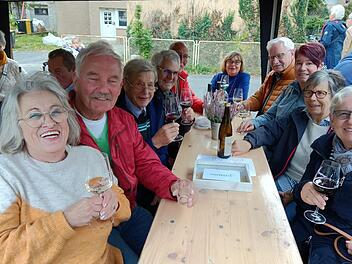 Claudia Wawerzinek (links) aus Bad Brückenau hatte viel Spaß beim Weinfest mit den Ahrtal-Bewohnern und den Menschen aus Bad Brückenau und Umgebung, die sie ins Katastrophengebiet begleitet hatten. Insgesamt kamen Spenden im fünfstelligen Eurobere...