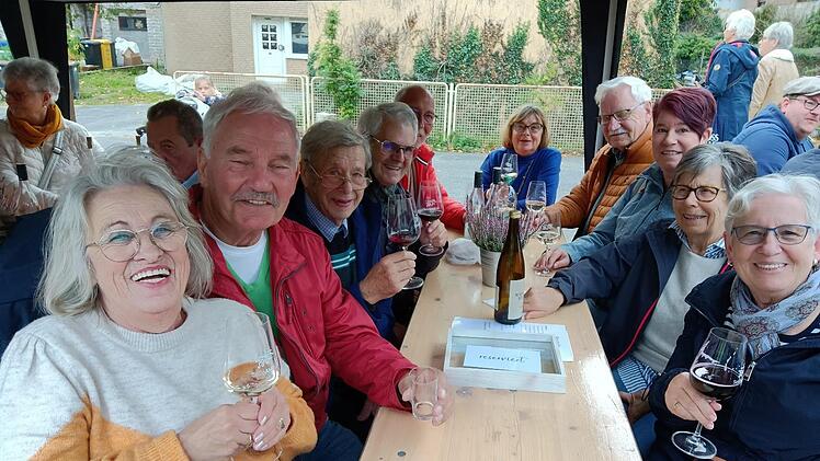 Claudia Wawerzinek (links) aus Bad Brückenau hatte viel Spaß beim Weinfest mit den Ahrtal-Bewohnern und den Menschen aus Bad Brückenau und Umgebung, die sie ins Katastrophengebiet begleitet hatten. Insgesamt kamen Spenden im fünfstelligen Eurobere...