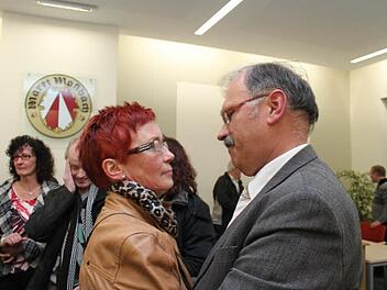 Sichtlich erleichtert über den Verlauf der Wahl umarmt Bürgermeister Johannes Wegner am Wahlabend seine Frau. Foto: Heike Beudert
