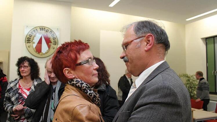 Sichtlich erleichtert über den Verlauf der Wahl umarmt Bürgermeister Johannes Wegner am Wahlabend seine Frau. Foto: Heike Beudert