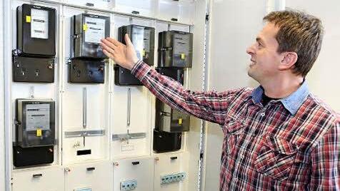 Technischer Leiter Thomas Hergenröder steht an der hauseigenen Zähleranlage der Firma Hundt Elektrosysteme.
