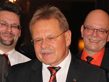Wolfgang Beiergrößlein nach der Nominierung. Mit im Bild: Ersatzkandidat Stefan Wicklein (links) und Kreisvorsitzender Tino Vetter (rechts).Foto:Corinna Igler