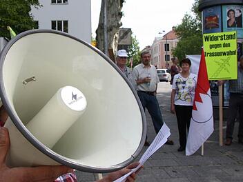 Mit dem Megaphon wurden die Parolen gegen die Stromtrasse verbreitet. Foto: Ralf Ruppert