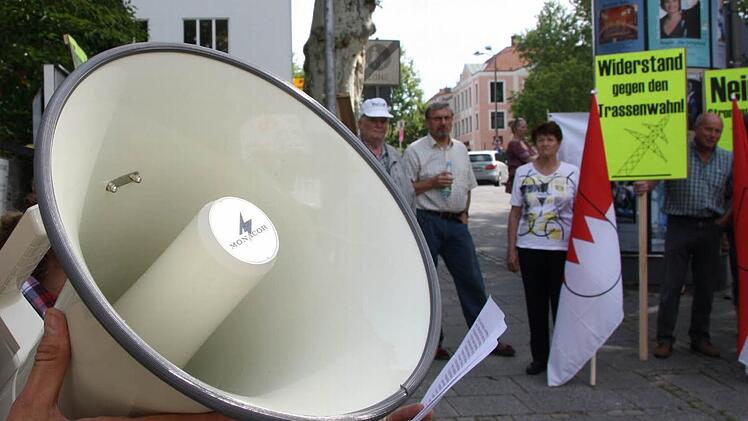 Mit dem Megaphon wurden die Parolen gegen die Stromtrasse verbreitet. Foto: Ralf Ruppert