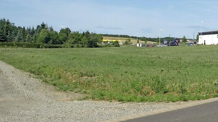 Im Gewerbegebiet "Am Kreisel" in Oerlenbach möchte ein Investor einen Lebensmittel- und einen Fachmarkt errichten. Foto: Stefan Geiger