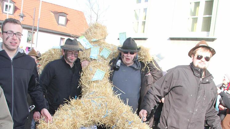 Früher hat die Landjugend die große Strohfigur, die beim Narrentreiben auf dem Marktplatz verbrannt wird, als Aufbau auf einem Trecker transportiert - doch für solch große Aufbauten wäre eine TÜV-Abnahme erforderlich. Jetzt wird die Strohpuppe durch die Straßen getragen