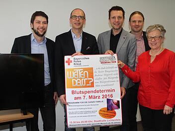 Sind davon überzeugt, dass die Blutspendeaktion ein voller Erfolg wird: (v. li.) Citymanager Steffen Hofmann, Landrat Christian Meißner, Bürgermeister Andreas Hügerich, der stellvertretende BRK-Kreisgeschäftsführer Stephen Bauersachs und die stellvertretende BRK-Vorsitzende Rosemarie Göhring. Links im Bild ist der Flachbild-Fernseher, der unter allen Blutspendern verlost wird.  Foto: Gerda Völk