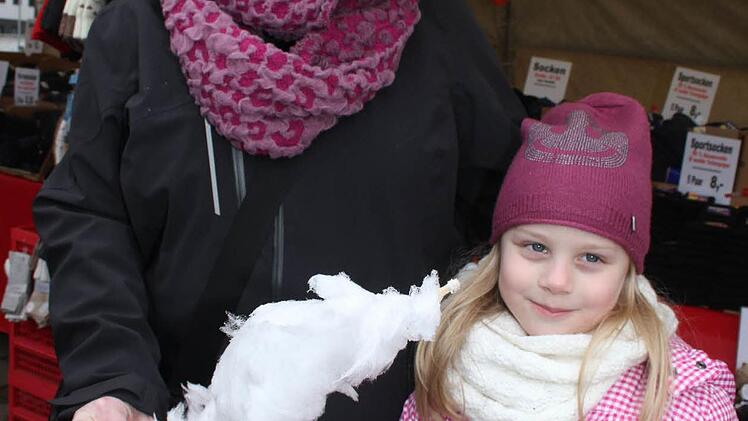 Iris Schmidt und Lilli (6) sind trotz dem Schmuddelwetters in die Kulmbacher Innenstadt gefahren. Lilli findet die Zuckerwatte auf dem Markt einfach unwiderstehlich. Foto: Sonja Adam