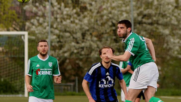 Nur knapp über die Querlatte setzt hier der Sander Dinis Ribeiro (rechts) diese Flanke mit seinemKopfball; links Andre Schmitt. Foto: Günther Geiling