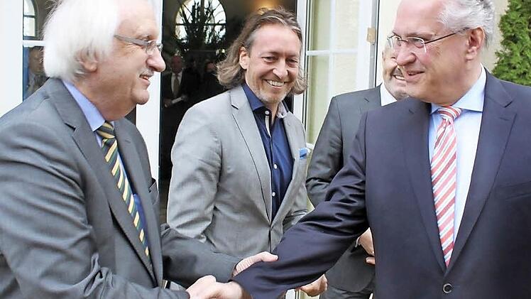 Willkommen in Unterfranken: Heinz Stempfle (links), der Bezirksvorsitzende des Bayerischen Hotel- und Gaststättenverbandes, heißt Innenminister Joachim Herrmann bei der Delegiertenversammlung in Bad Neustadt willkommen. Bildmitte: Thomas Förster (2. Vizepräsident Bayern).