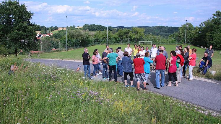 Über 35 Trossenfurter trafen sich am alten Sportplatz und machten ihrem Ärger Luft über den geplanten Handymast-Standort.  Foto: Klaus Schmitt