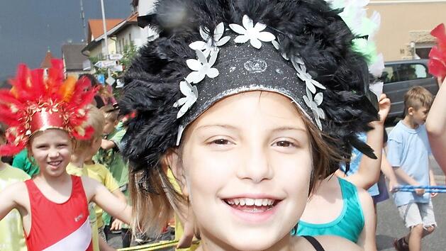 Rückblick: Ein Hauch von Karneval in Rio de Janeiro vermittelten diese Mädchen beim Kinderfest 2016.  Foto: Gerda Völk/Archiv