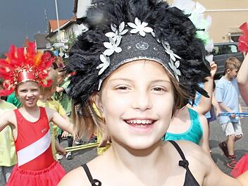 Rückblick: Ein Hauch von Karneval in Rio de Janeiro vermittelten diese Mädchen beim Kinderfest 2016.  Foto: Gerda Völk/Archiv