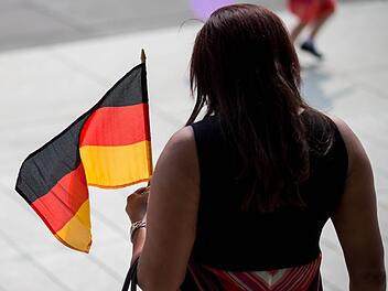 Die Zahl der Rentenbeitragszahler mit ausländischem Pass sind deutlich gestiegen, berichtet die Deutsche Rentenversicherung am Mittwoch. Damit entlasten die Zuwanderer das deutsche Sozialsystem. Symbolfoto: Oliver Killig/ dpa