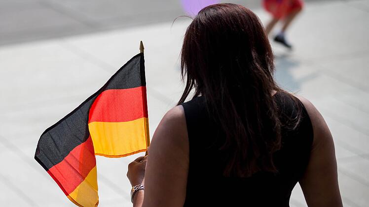Die Zahl der Rentenbeitragszahler mit ausländischem Pass sind deutlich gestiegen, berichtet die Deutsche Rentenversicherung am Mittwoch. Damit entlasten die Zuwanderer das deutsche Sozialsystem. Symbolfoto: Oliver Killig/ dpa
