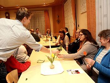 Simon Dummer von der JU verteilte in Dondörflein Rosen an die Damen.   Fotos: Richard Sänger