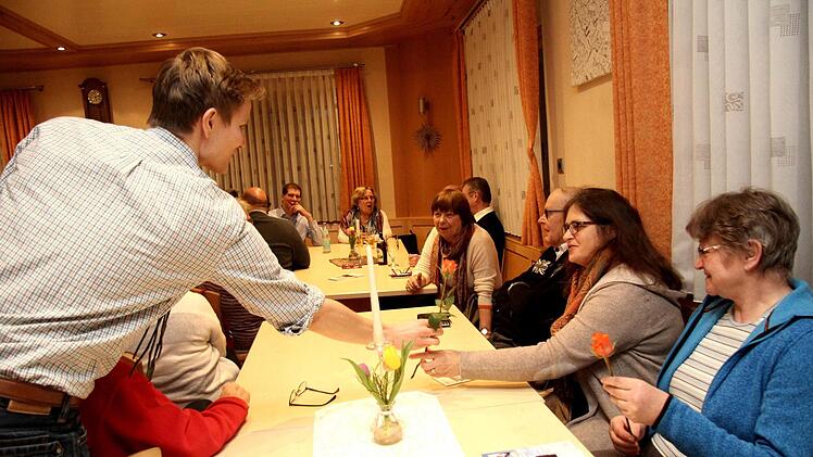 Simon Dummer von der JU verteilte in Dondörflein Rosen an die Damen.   Fotos: Richard Sänger