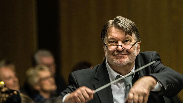 Das Orchester der Musikfreunde Neustadt unter Leitung von Hans Stähli beeindruckte mit seinem Sinfoniekonzert in der Mehrzweckhalle Heubischer Straße.Foto: Jochen Berger