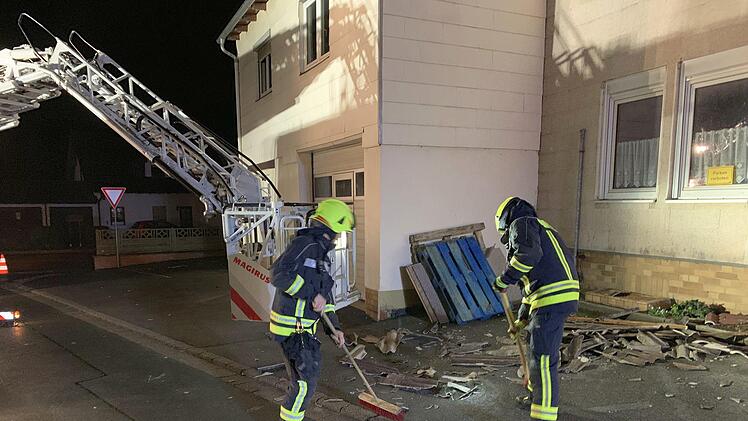 In Dörfles-Esbach ist das Dach eines Gebäudes teilweise abgedeckt worden. - Fotos: Feuerwehr Dörfles-Esbach