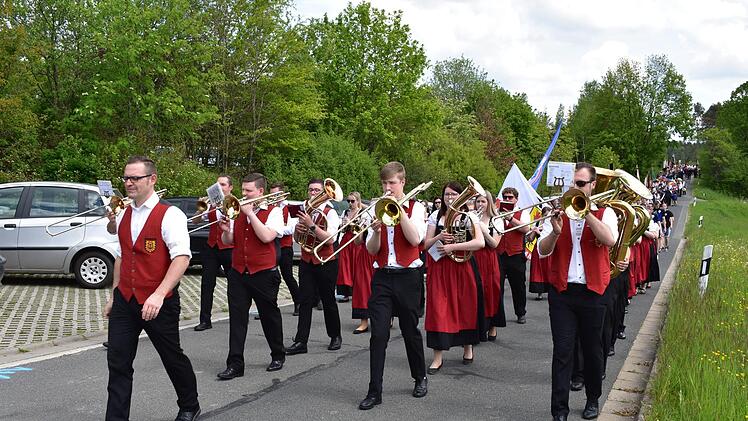 Der Festzug in Geschwand Foto: Petra Malbrich