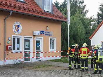Einsatzkräfte der Feuerwehr besprechen sich am  13. Juni vor der VR-Bankfiliale in Stadelhofen. Dort war am Morgen der Geldautomat durch bisher Unbekannte gesprengt worden. Die Polizei prüft nun Zusammenhänge zu einem Fall in Bayreuth.News5/Merzbach (Archiv)
