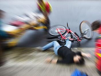 Nach einem Sturz vom Fahrrad musste in Mittelfranken ein Senior mit schwerer Kopfverletzung ins Krankenhaus gebracht werden. Symbolfoto: vbaleha/Adobe Stock