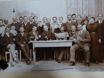 Das wieder aufgetauchte Gründefoto von  1908. Der Pfeil auf dem Bild weist auf den Gründervater Paul Herbst hin. Foto: privat