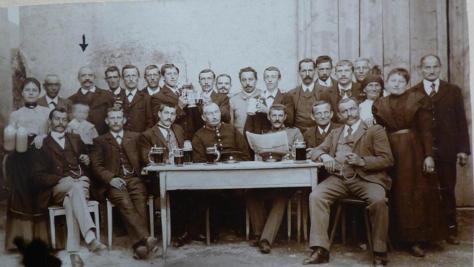 Das wieder aufgetauchte Gründefoto von  1908. Der Pfeil auf dem Bild weist auf den Gründervater Paul Herbst hin. Foto: privat
