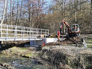 Mitarbeiter des städtischen Bauhofs erstellen in diesen Tagen den Anschluss der neuen Brückenbauwerke an das Rad- und Wanderwegenetz zwischen Wannigsmühle und Kleinwenkheim. Foto: Heike Beudert