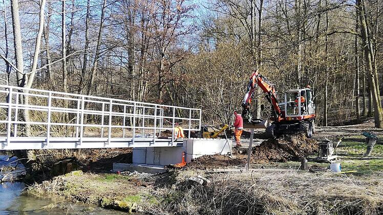 Mitarbeiter des städtischen Bauhofs erstellen in diesen Tagen den Anschluss der neuen Brückenbauwerke an das Rad- und Wanderwegenetz zwischen Wannigsmühle und Kleinwenkheim. Foto: Heike Beudert
