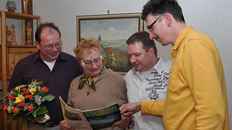 Die ehemalige Rhönklub-Präsidentin Regina Rinke führte mit Thomas Hammelmann (Vorsitzender Rhönklub-Region Saale-Sinn), Harry Baumbach (Vorsitzender der Rhönklub-Region Fulda) und Bernd Müller-Strauß (Rhönklub-Vizepräsident) ein Gespräch. Das Bild zeigt sie beim Studium der "Rhön". Foto: Marion Eckert