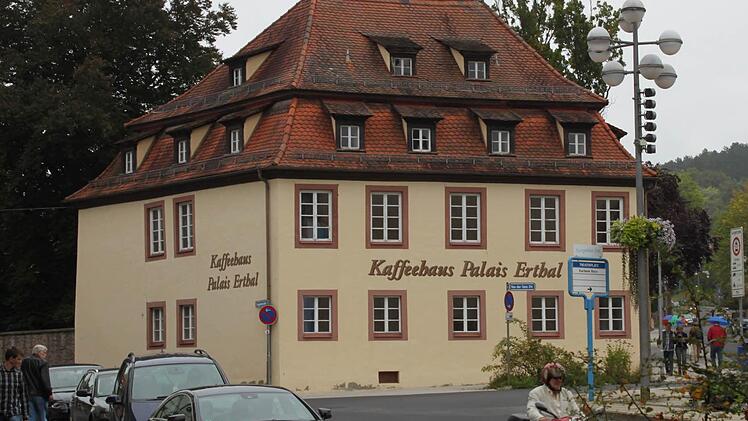 Die Stadt Bad Kissingen hat das Palais Erthal am Theaterplatz zum Verkauf ausgeschrieben. Foto: Thomas Mäuser