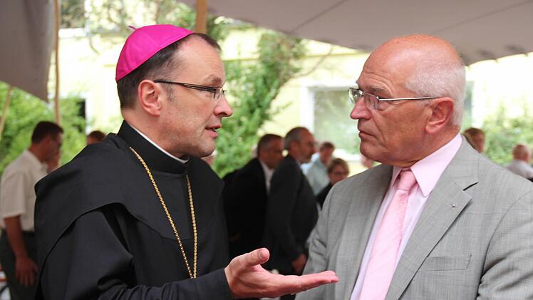 Abt Urban im Gespräch mit Bezirkstagspräsident Günter Denzler. Foto: Johanna Blum