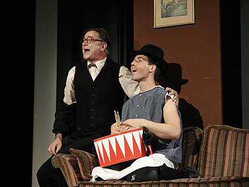 Carsten Klemm und Rapael Grosch in der Bühnenfassung der "Blechtrommel" von Günter Grass, einem der Stücke, die ihm Rahmen des Theaterrings der Stadt Bad Kissingen im Kurtheater aufgeführt werden Foto: Sabine Haymann