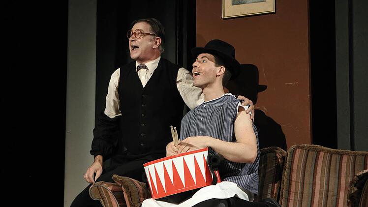 Carsten Klemm und Rapael Grosch in der Bühnenfassung der "Blechtrommel" von Günter Grass, einem der Stücke, die ihm Rahmen des Theaterrings der Stadt Bad Kissingen im Kurtheater aufgeführt werden Foto: Sabine Haymann