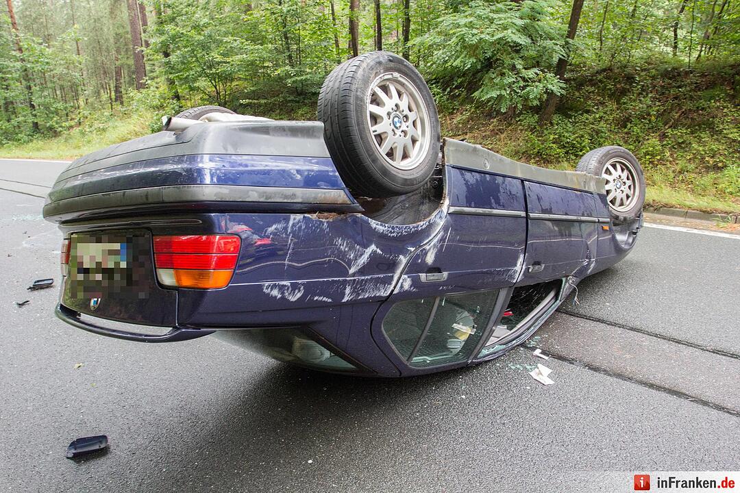 Autofahrer kommt von Fahrbahn ab und überschlägt sich