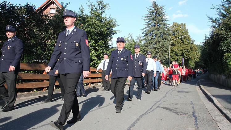 Die freiwillige Feuerwehr Rothwind-Fassoldshof feierte ihr 140-jähriges Bestehen. Ein stattlicher Festzug schlängelte sich durch die Straßen Rothwinds. Foto: Stephan Stöckel