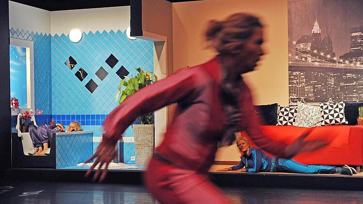 Turbulenter Theater-Spaß: Szene aus "Bin nebenan" von Ingrid Lausund in der Coburger ReithalleFoto: Andrea Kremper