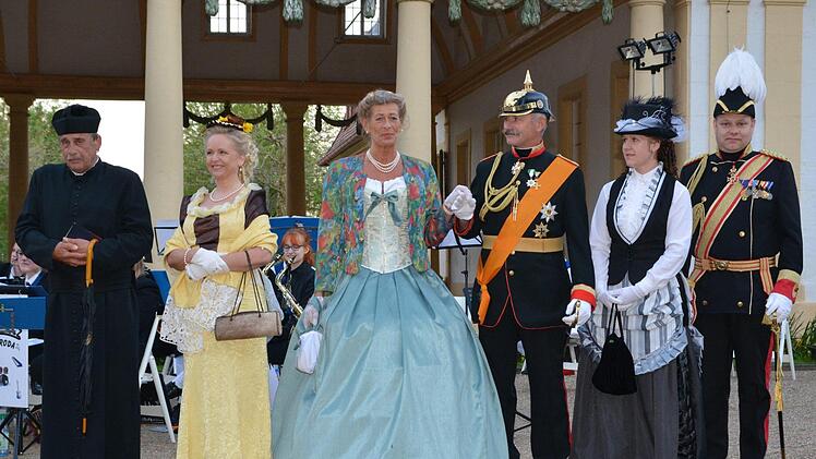 Die Damen und Herren vom Rondo Historica flanierten durch den Kurpark und verbreiteten einen ganz besonderes Flair.  Foto: Björn Hein