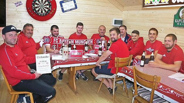 Die Steinberger FCB-Fans rund um Vorsitzenden Tobias Mattes (3. v. l.) und Ehrenpr&auml;sident Manfred Lang (Zweiter v. l.) laden ein.  Foto: hs