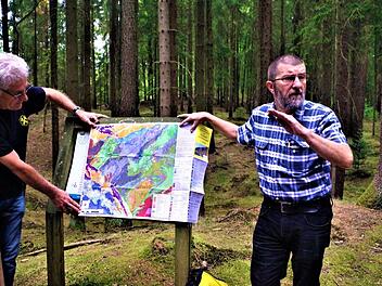 Geologe Matthias Mann aus Jena (rechts) informierte anlässlich einer Führung auf dem Geopfad über die geologischen Besonderheiten im Frankenwald. Mit im Bild Günther Scheler, der die gut besuchte Exkursion leitete.  Foto: Gerd Fleischmann