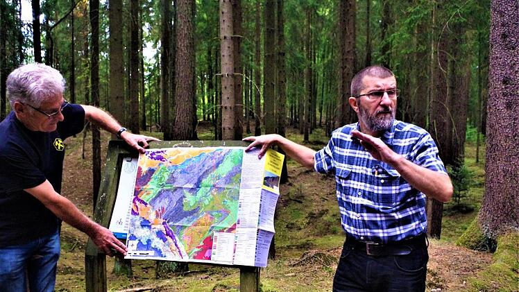 Geologe Matthias Mann aus Jena (rechts) informierte anlässlich einer Führung auf dem Geopfad über die geologischen Besonderheiten im Frankenwald. Mit im Bild Günther Scheler, der die gut besuchte Exkursion leitete.  Foto: Gerd Fleischmann