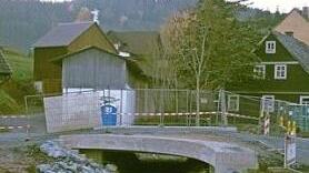 In Friedersdorf wird weiter die Dorferneuerung vorangetrieben. Hier die Baustelle der Brücke über den Buchbach. Foto: Karl-Heinz Hofmann